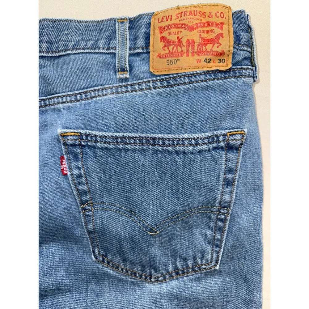 Levi's 550 Relaxed Fit Jeans Mens 42x30 Medium‎ Wash Blue Denim (Spot on Leg)